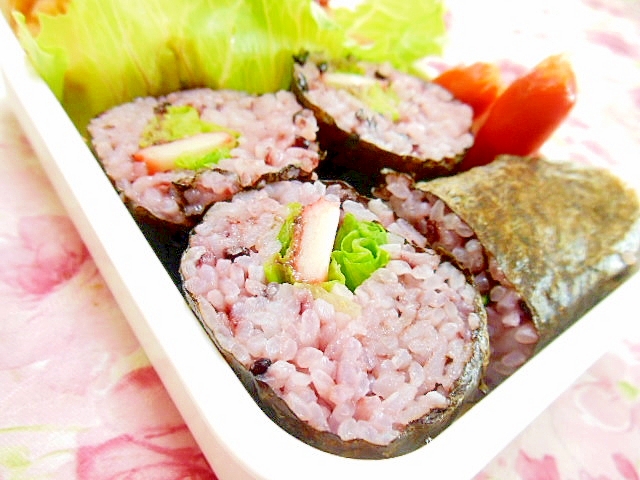 雑穀黒米ご飯で❤しそ梅とレタスとカニかまの巻き寿司