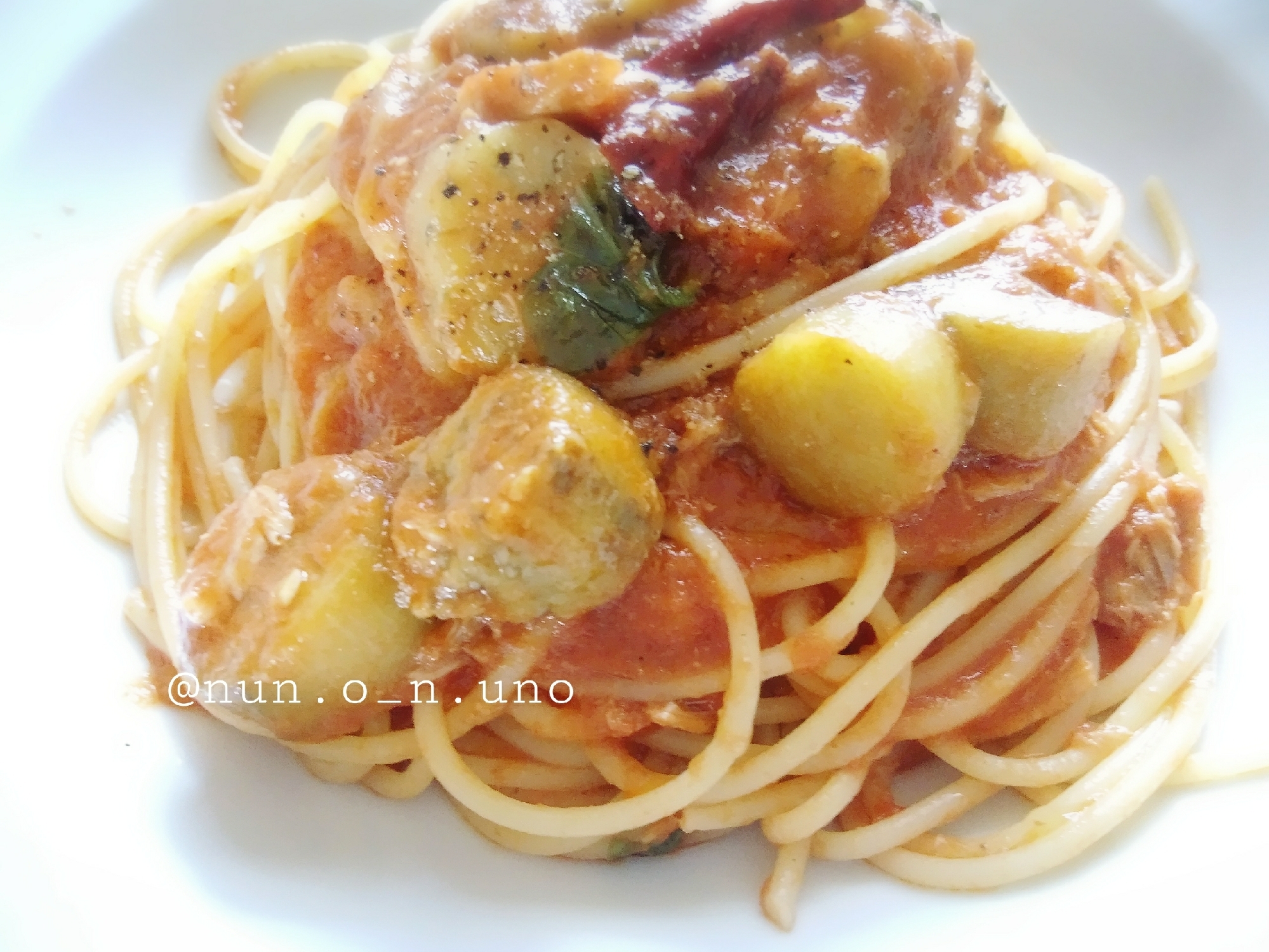 白い皿に入った白なすのトマトソースパスタ