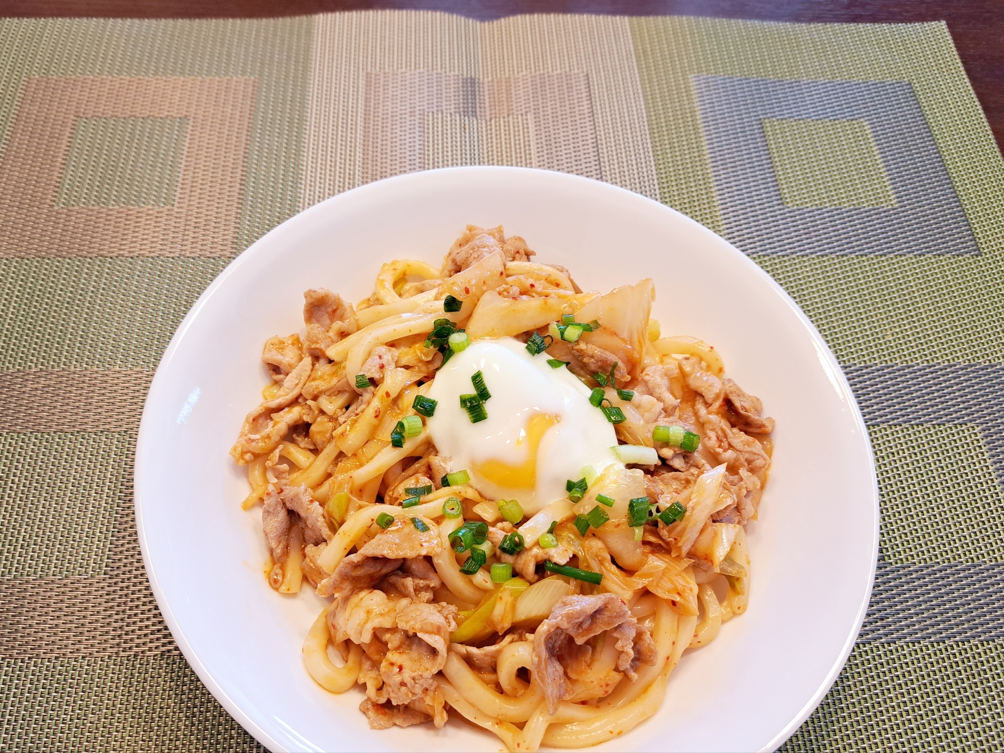 簡単！豚キムチうどん　温泉卵添え