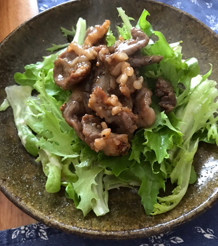 牛こま肉の甘辛炒めのせサラダ