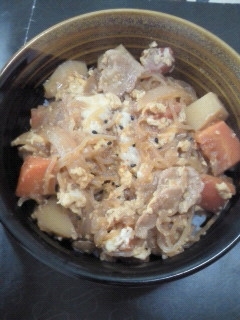 昨日の残った味の染みた肉じゃがを卵とじにしてすごく美味しかったよ～♪これから肉じゃが多めに作って次の日はこうやって食べよっと(^^)v