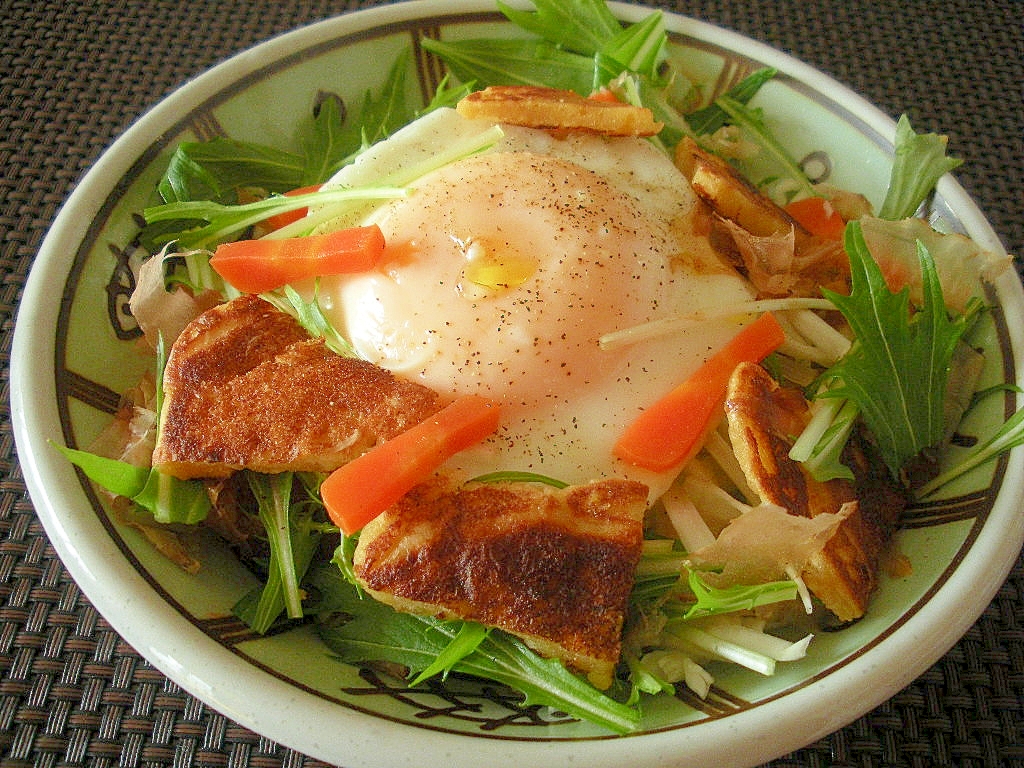 半熟目玉焼きと大豆粉パンケーキと野菜のサラダ♪