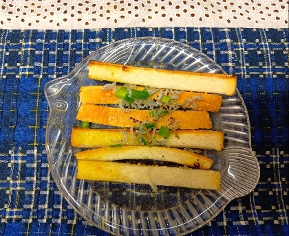 スキレットでガーリックトーストしらす添え