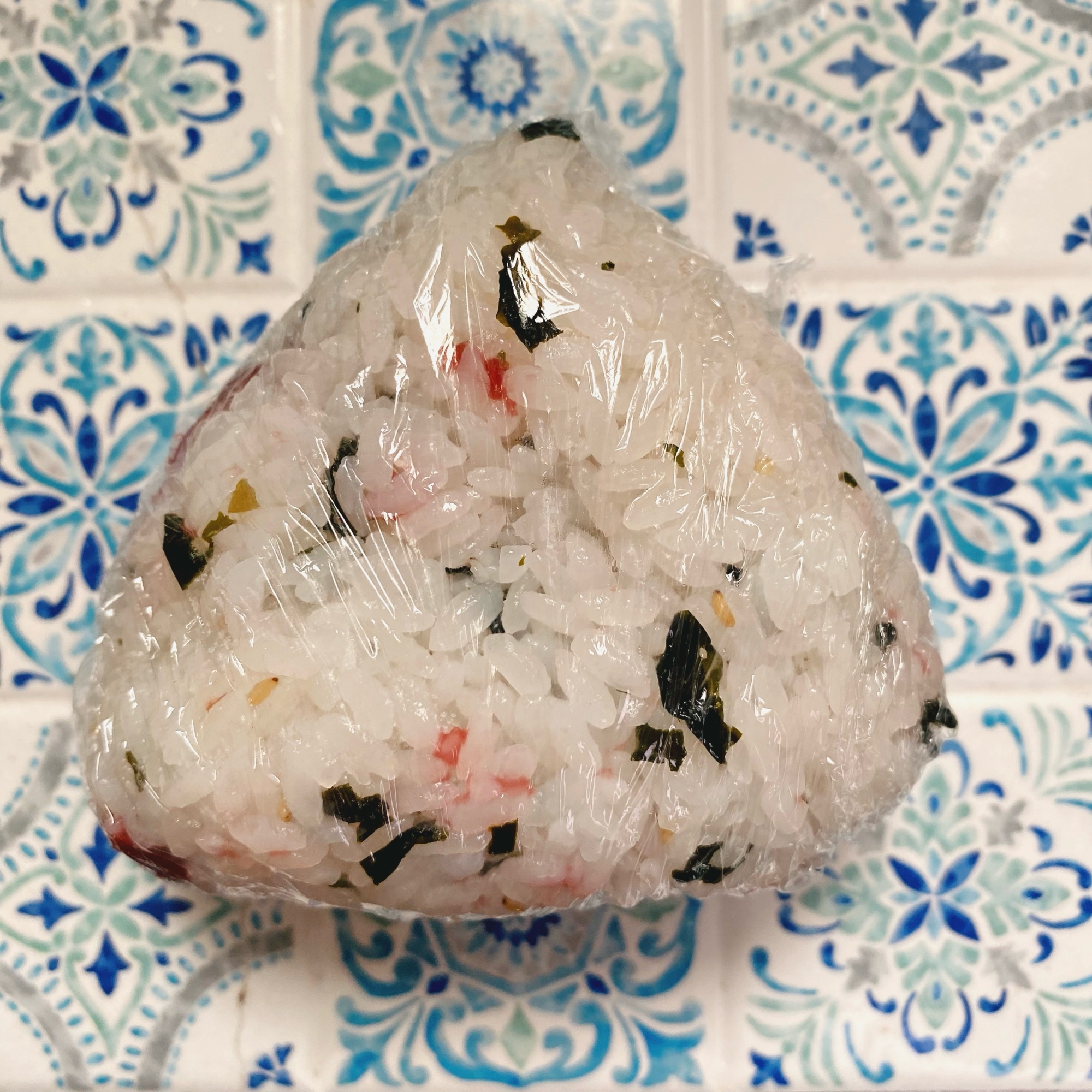 ˚✧₊⁎わかめとしば漬けのおにぎり⁎⁺˳✧༚