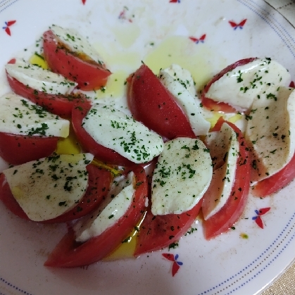 トマトとモッツァレラチーズとバジルのカプレーゼ