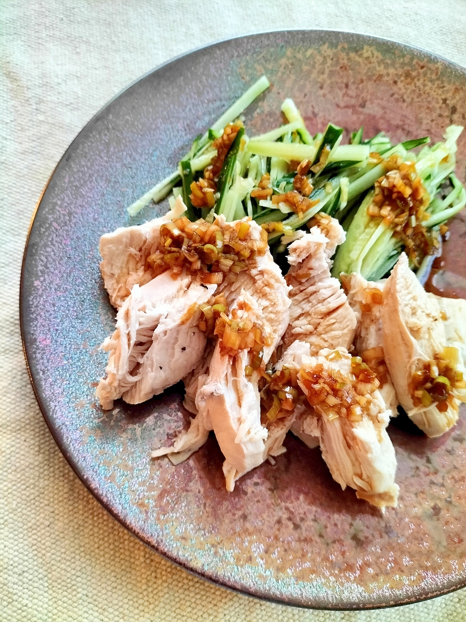 炊飯器で簡単♩茹で鶏ときゅうりのめんつゆねぎソース