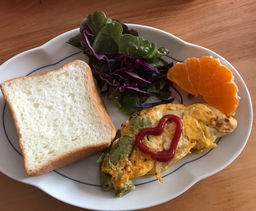 春野菜のオムレツとトーストの朝ごはん