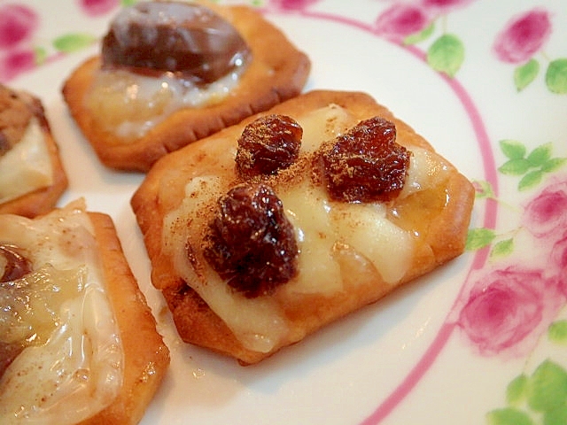 白桃ジャムとチーズとレーズンの焼きクラッカー