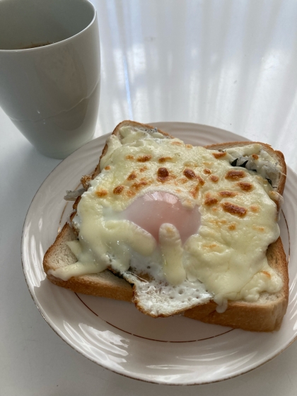 簡単☆目玉焼きとチーズのせピザトースト