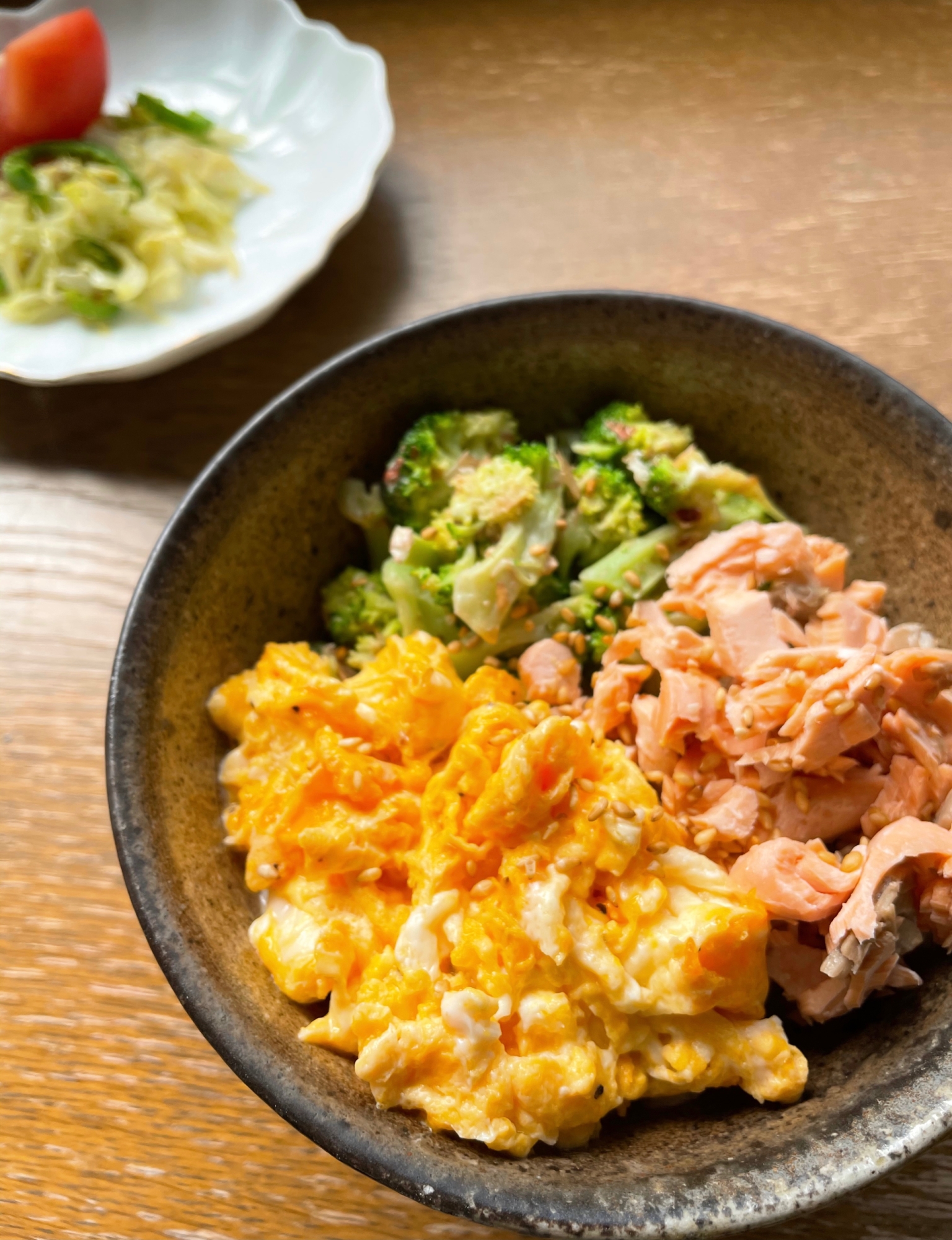 ランチやお弁当に★鮭と卵とブロッコリーの春の三色丼