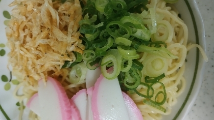 かまぼことねぎと素干しエビのざるラーメン