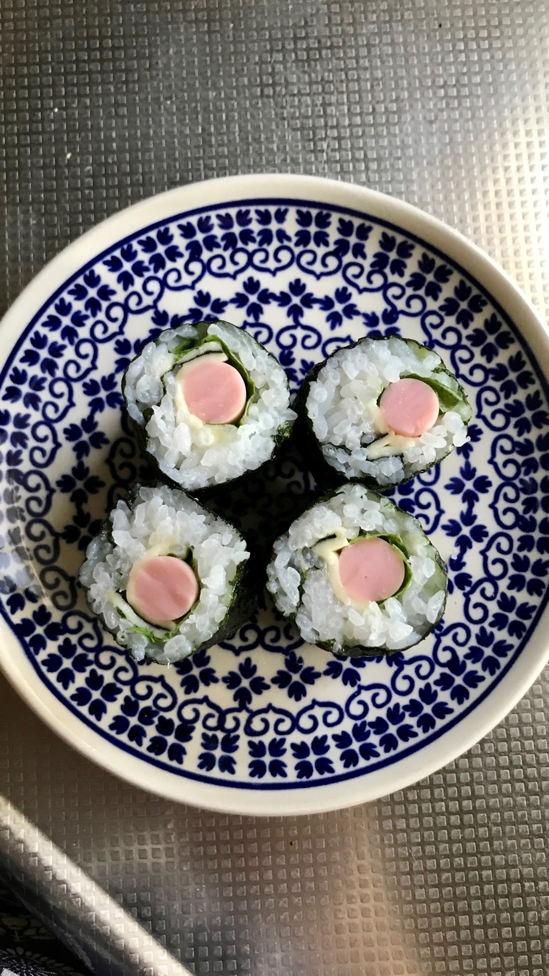 魚肉ソーセージ入り海苔巻き