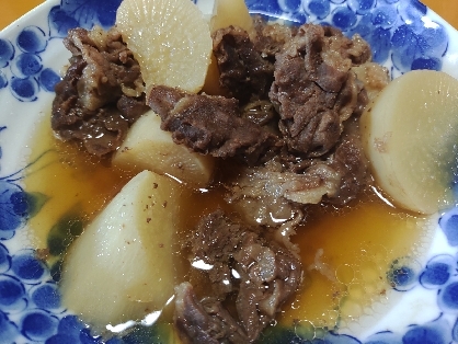 しょうゆ味の、だいこんと牛スジ肉の煮物。