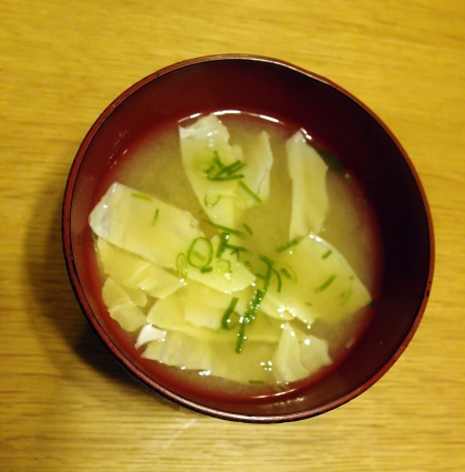 長ネギ→刻みネギを代用して作りました
キャベツが甘くて美味しいお味噌汁ですね
ご馳走様でした