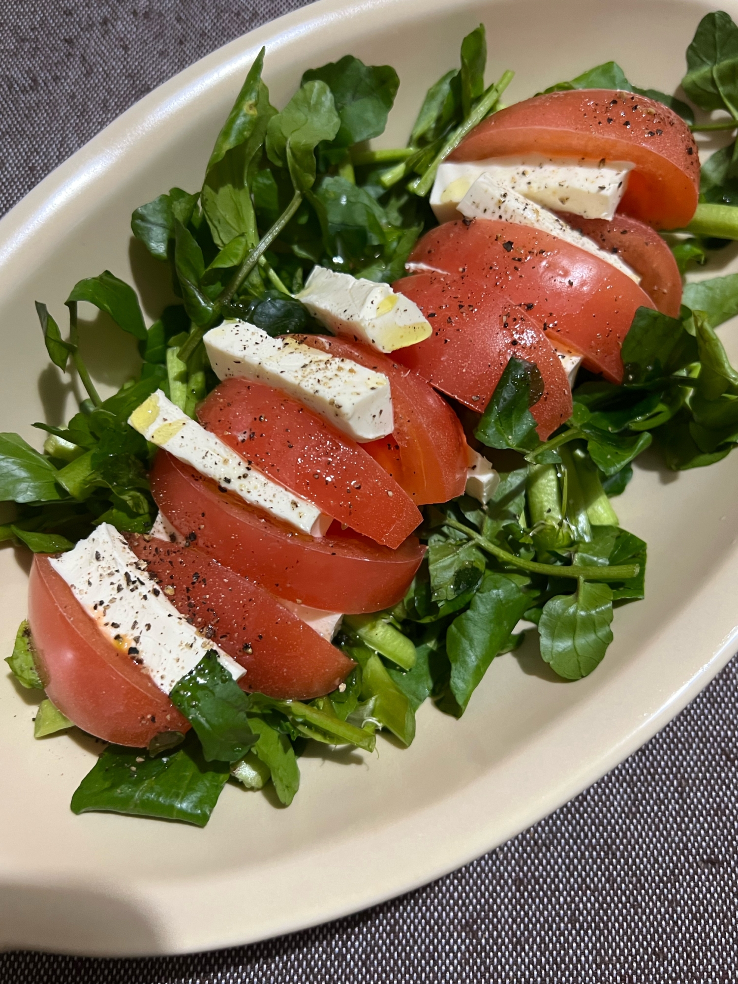 クレソンとトマトとクリームチーズのサラダ