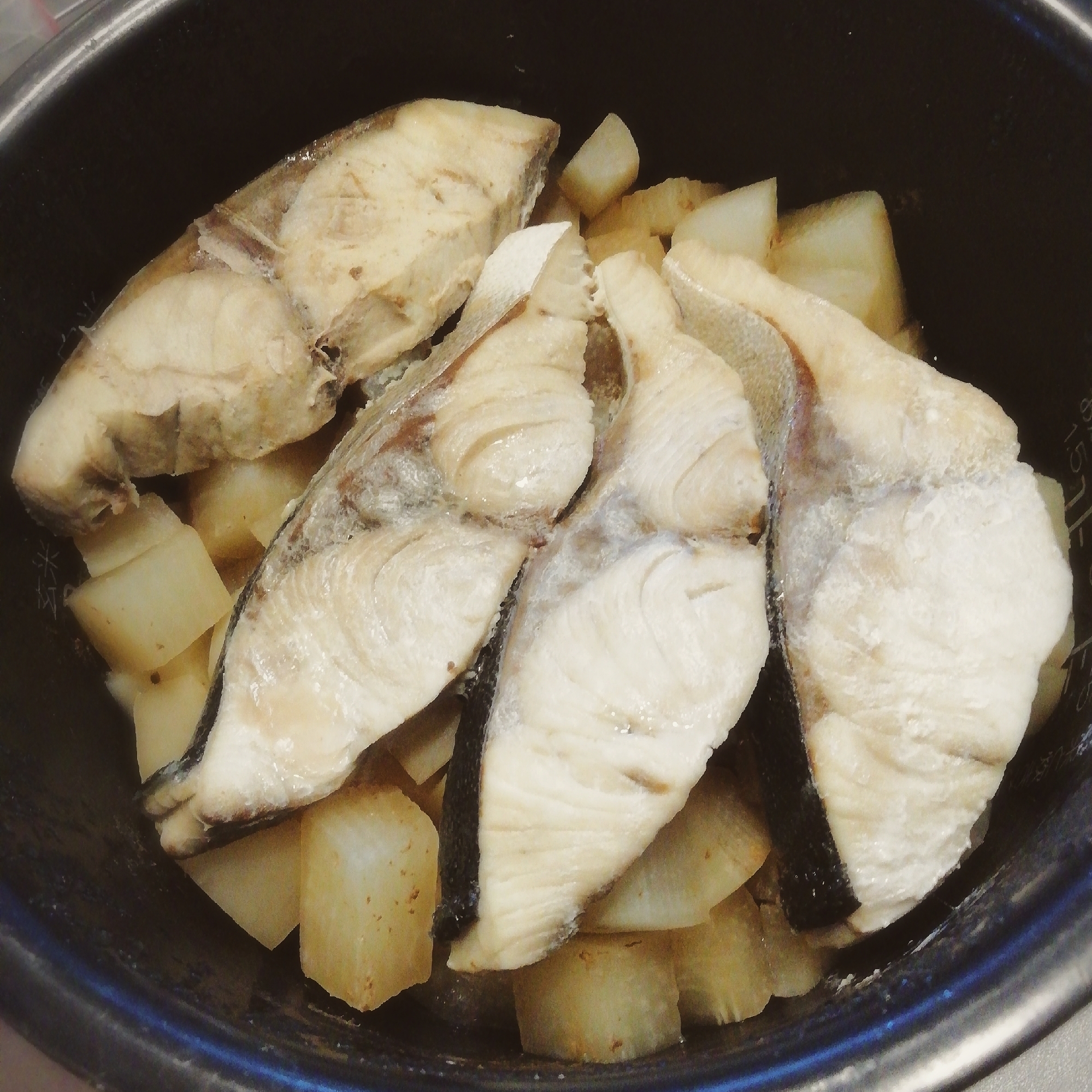 炊飯器にお任せ♪ブリじゃが大根の煮物