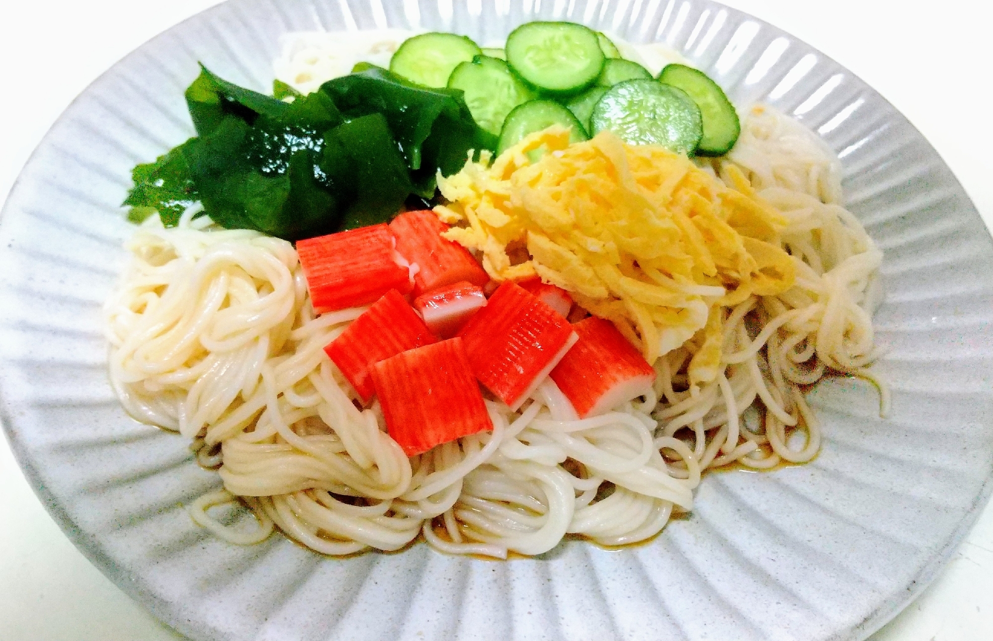 カニカマ錦糸卵きゅうりワカメのぶっかけそうめん