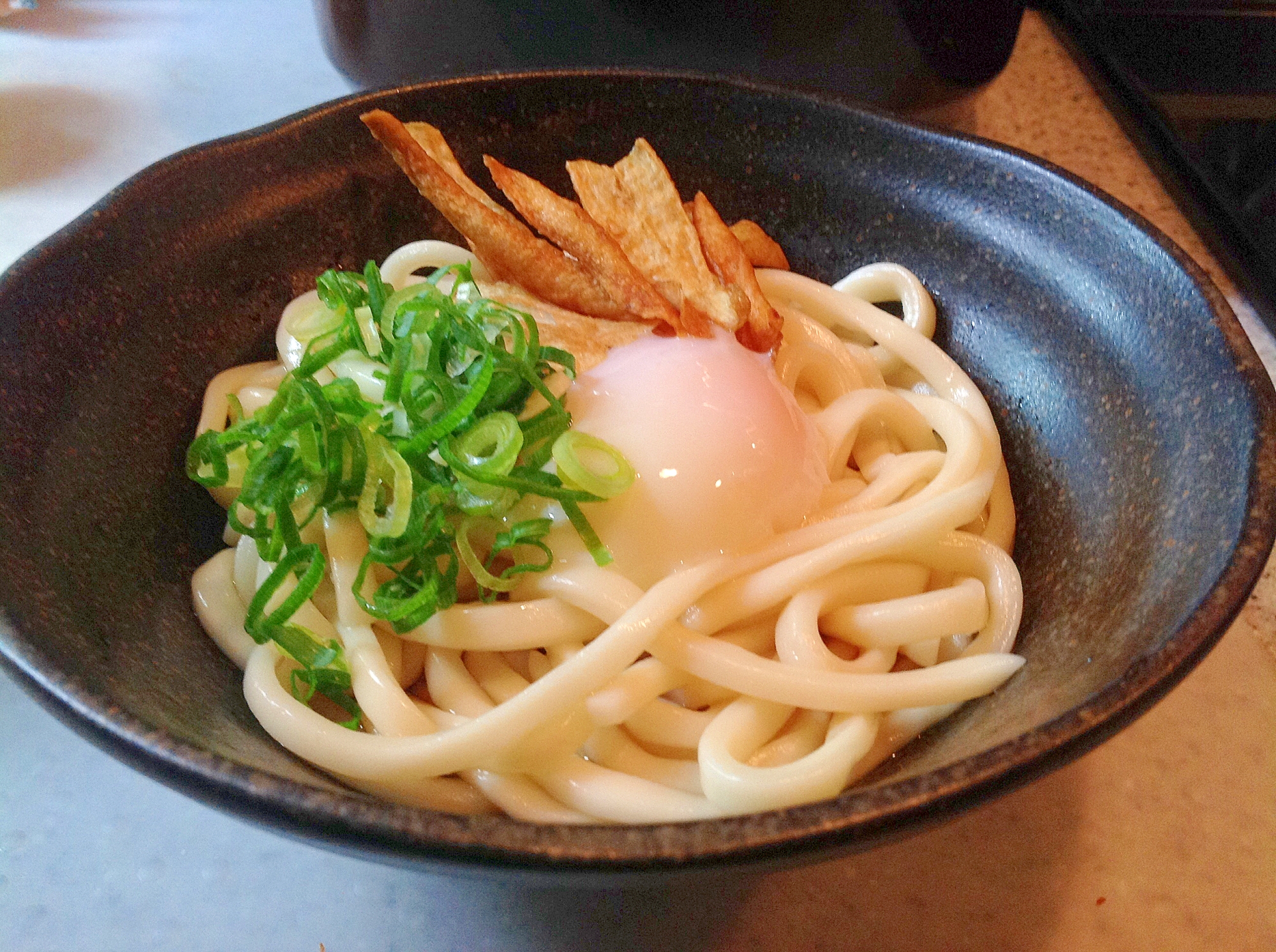 温玉ぶっかけうどん☆ゴボウチップス添え