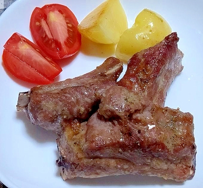 塩スペアリブにポテトとトマトを添えて