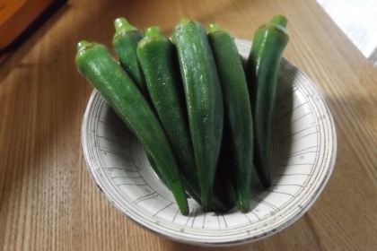 いつも黒くなり始めてからお料理するオクラ…今回はすぐ茹でて食べたら、甘くてとても美味しかったです＾＾