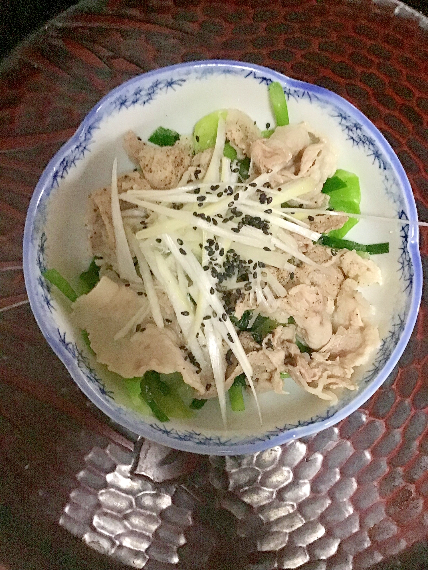 茹でキャベツとニラにオンザ豚冷しゃぶ。