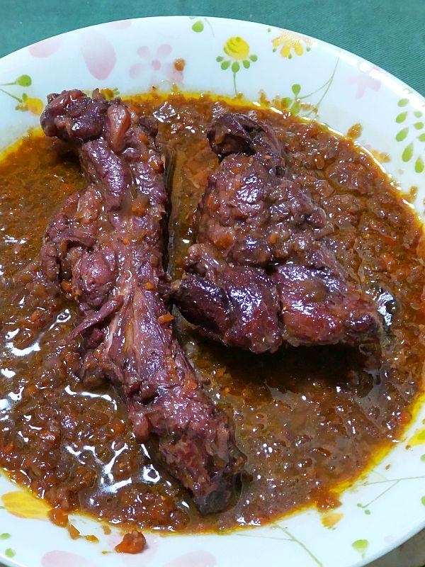 旨味が凝縮！ 豚スペアリブの赤ワイン煮込み