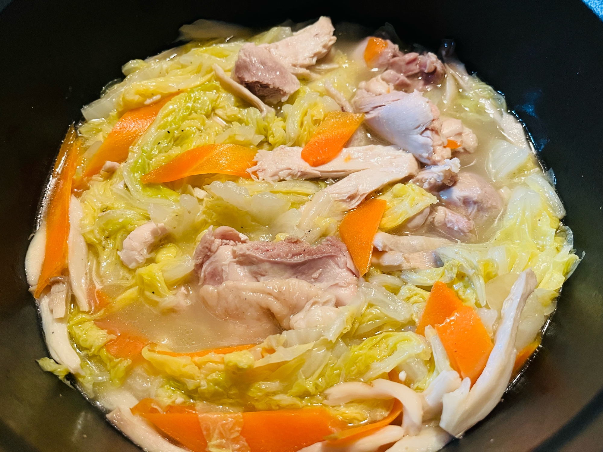 ストウブで♪̊̈♪̆̈白菜と鶏もも肉のホロホロ煮