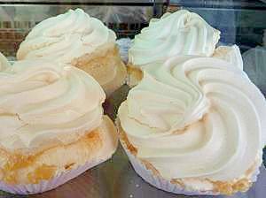 ほんのりイチゴの巨大シュークリーム