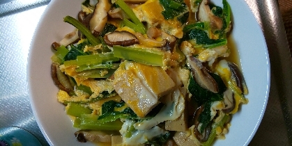 煮物ばかりだった高野豆腐を美味しく頂けるレシピでした。しめじがなくて代わりに椎茸でしたが美味しかったです。定番なのがわかります。わが家も定番になりそうです。