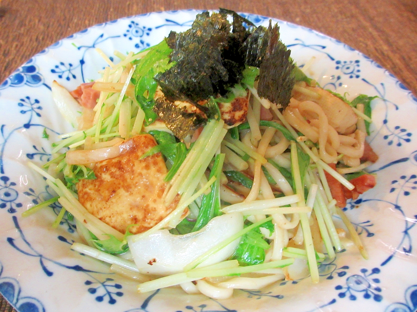 豆腐と水菜とベーコンのマヨ焼きうどん