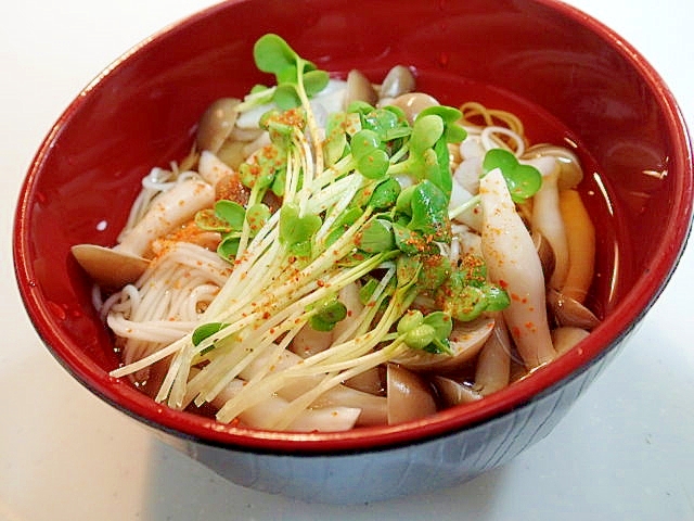 しめじとかいわれ大根のピリ辛素麺