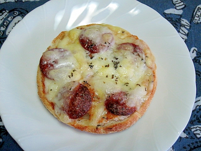 イングリッシュマフィンのサラミピザ
