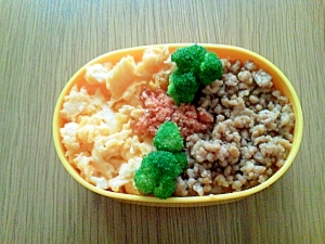 鶏そぼろと卵の二色お弁当