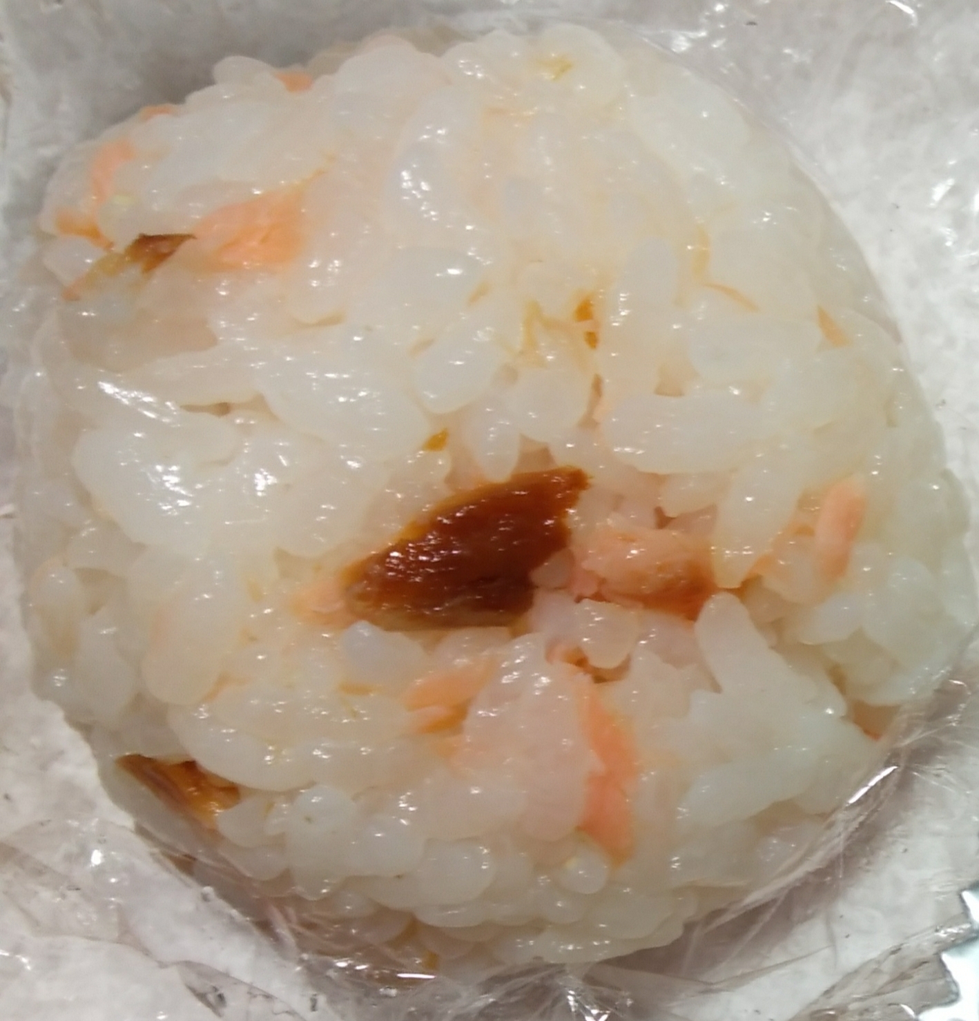 焼き鮭の残りと梅干のおにぎり