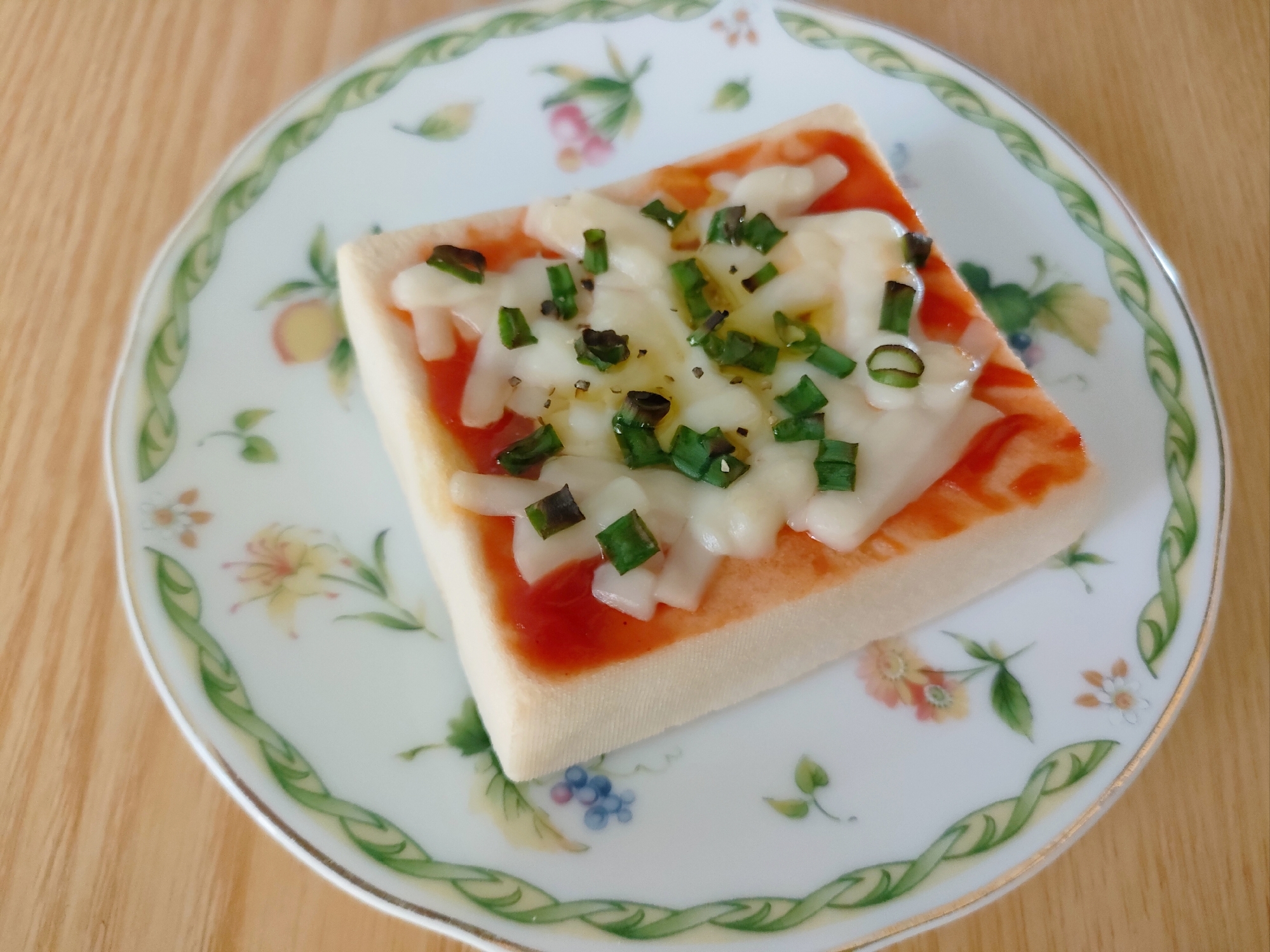 朝食に☆高野豆腐のピザトースト風〜小ねぎのせ