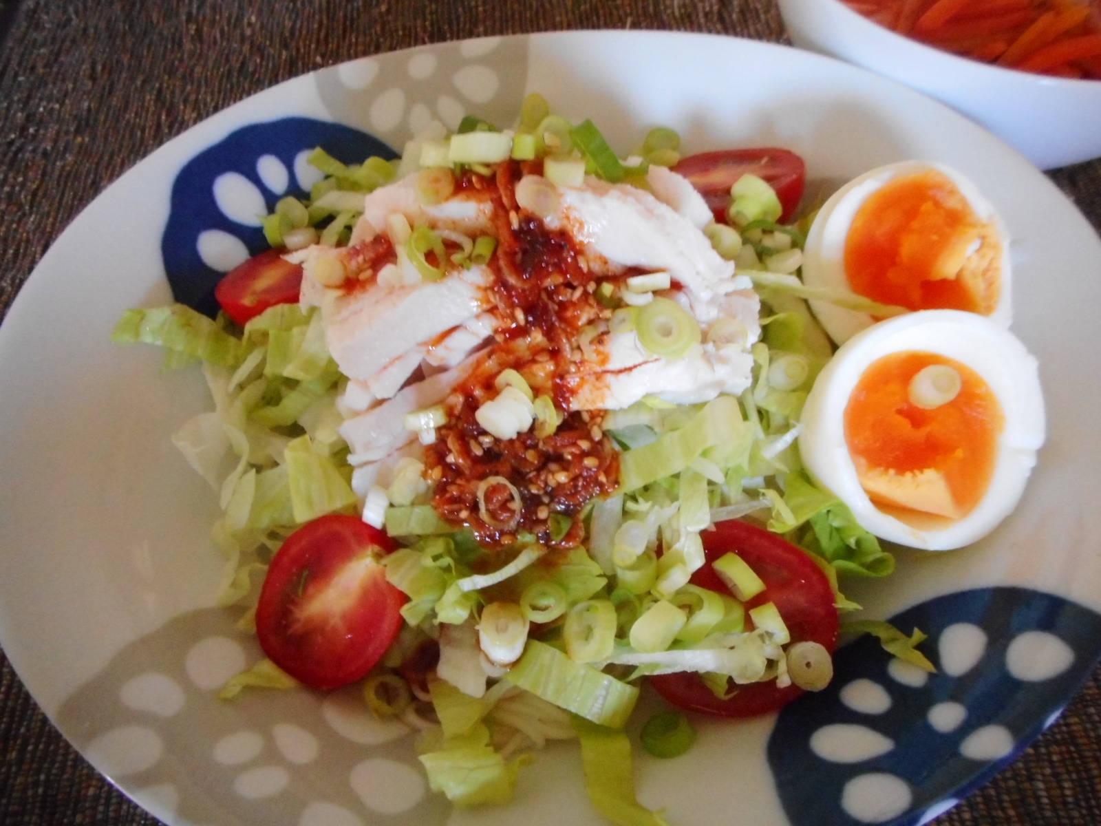 鶏ハムとレタスのピリ辛ダレそうめん