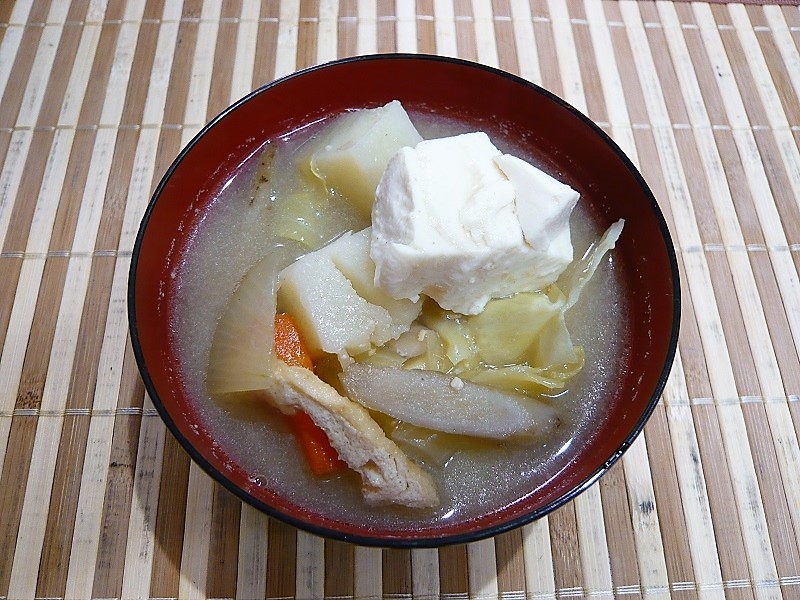 豆腐と油揚げの、野菜たっぷり味噌汁
