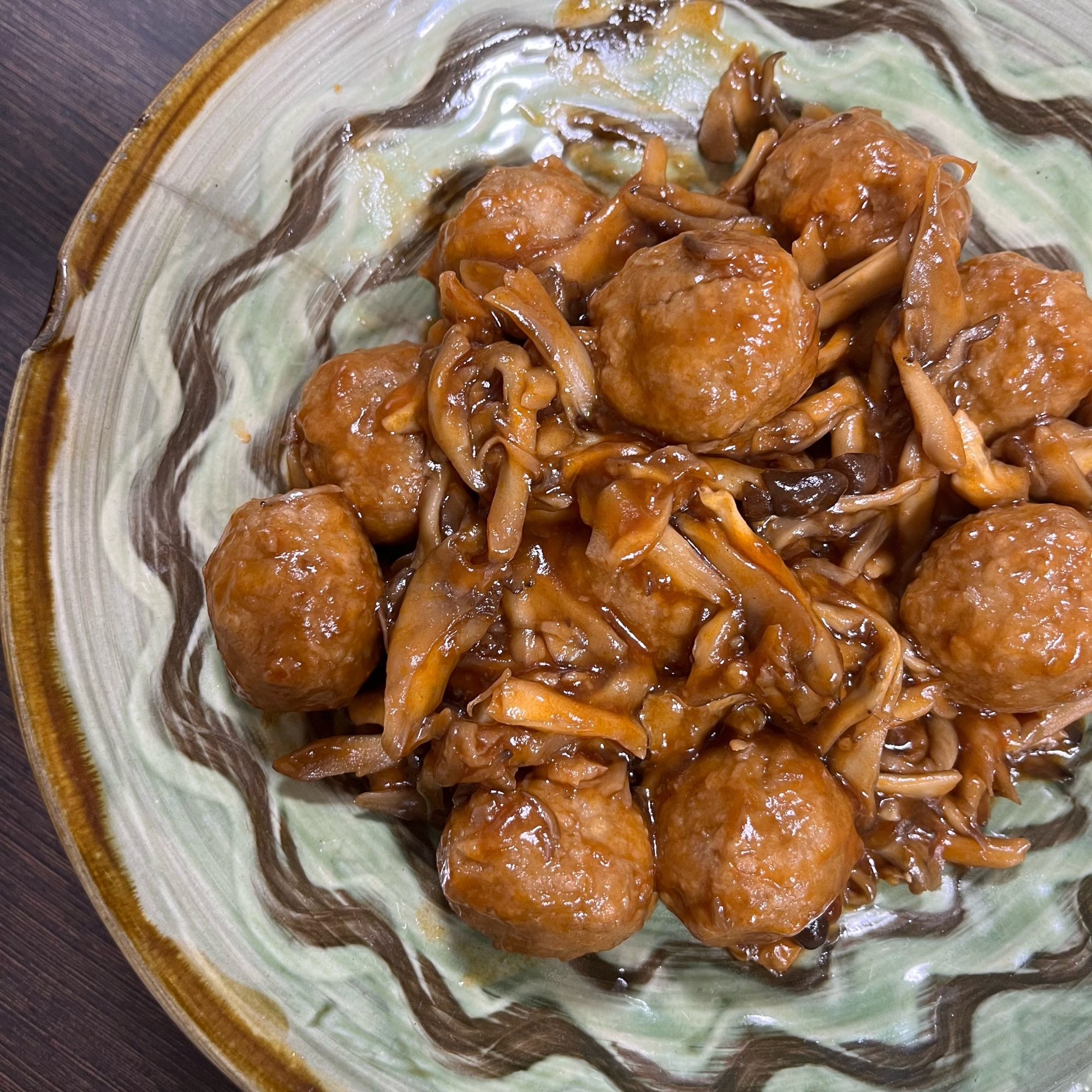 ケチャップ甘酢あんのきのこ肉だんご