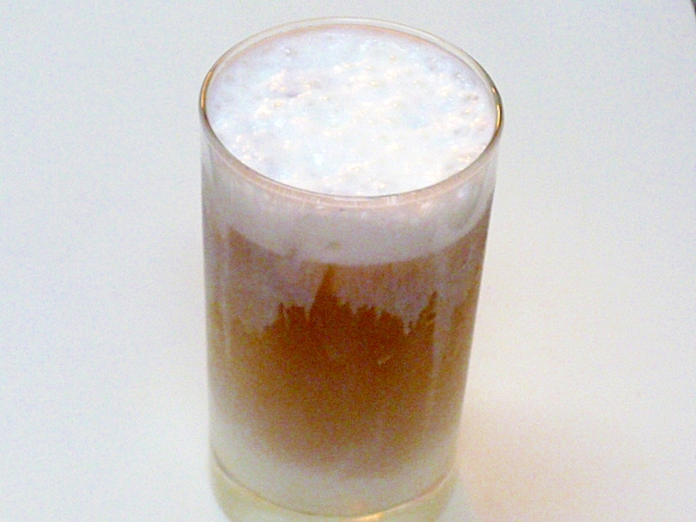 冷たい牛乳だけで作る アイスカフェラテ レシピ 作り方 By ぽんぽんぷー 楽天レシピ