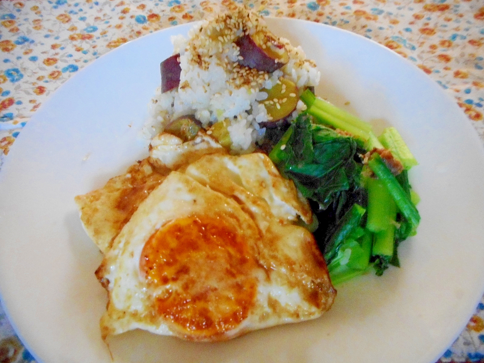 さつま芋ご飯と両面目玉焼きのワンプレート