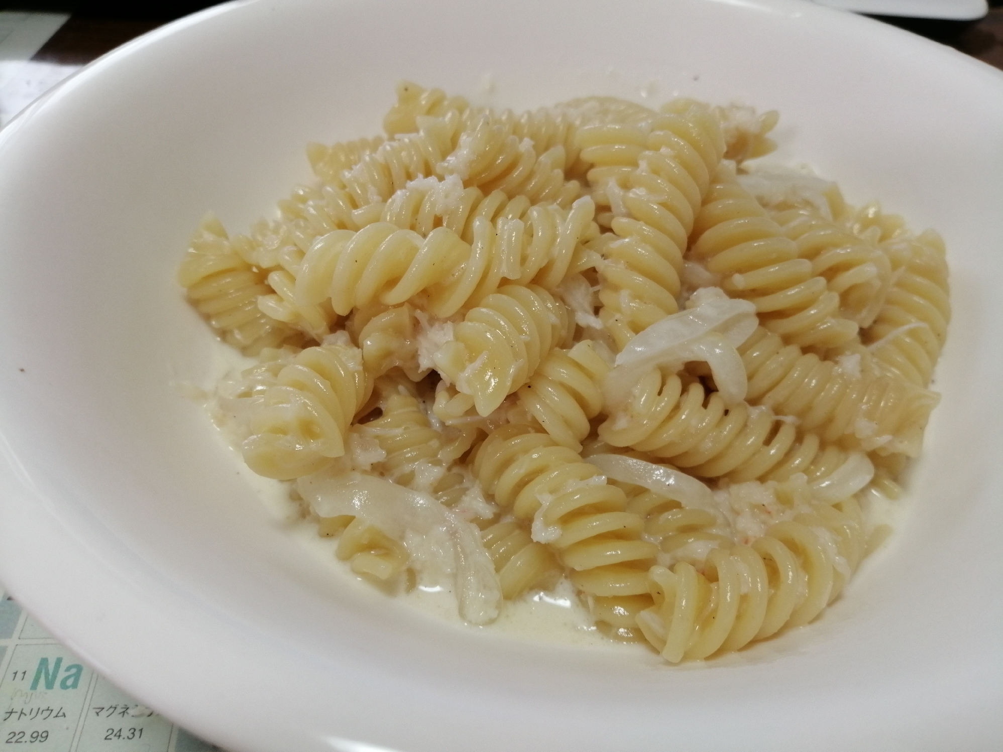 カニと新玉ねぎのショートパスタ