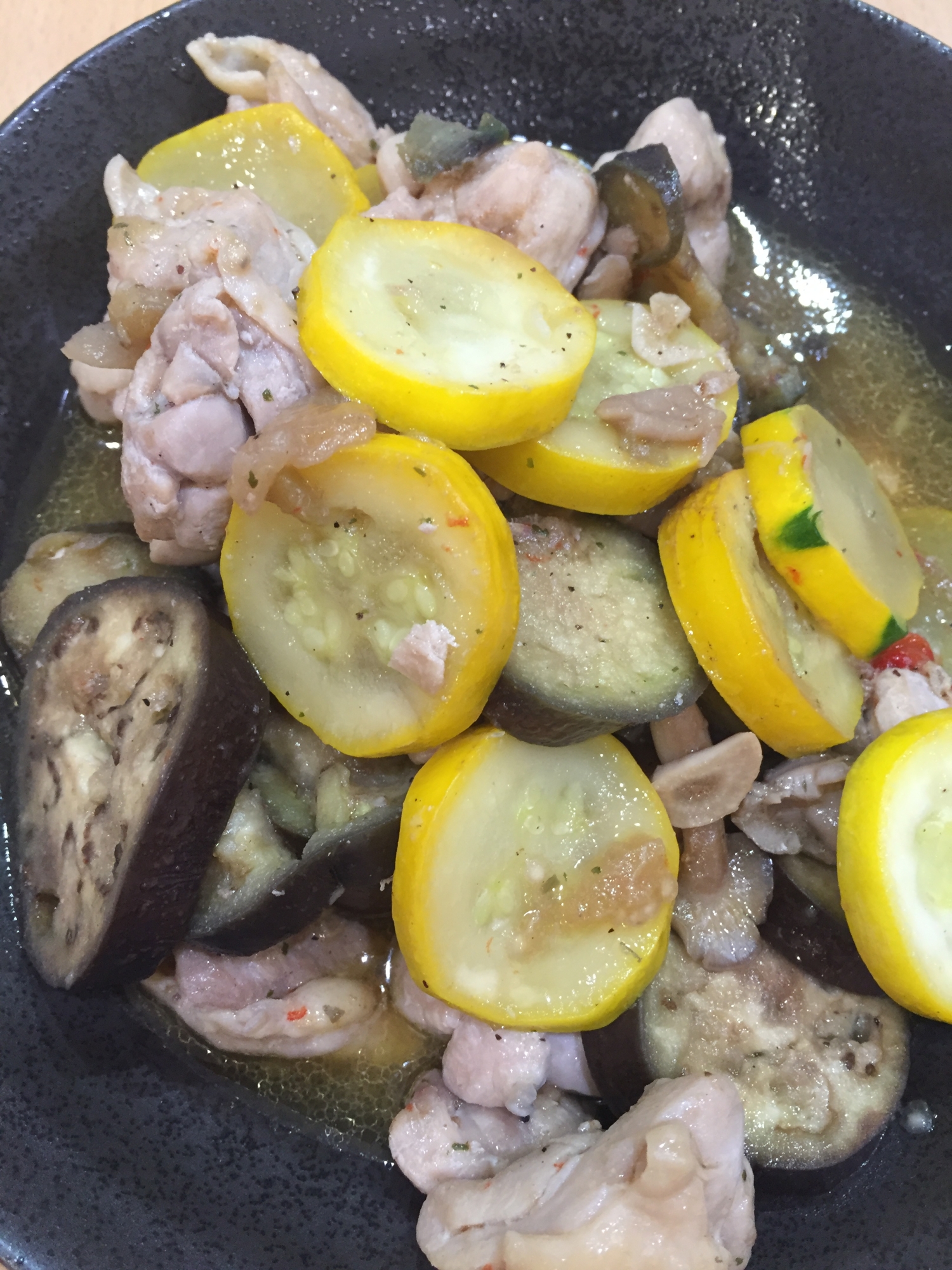 夏野菜と鶏肉のガーリック炒め煮