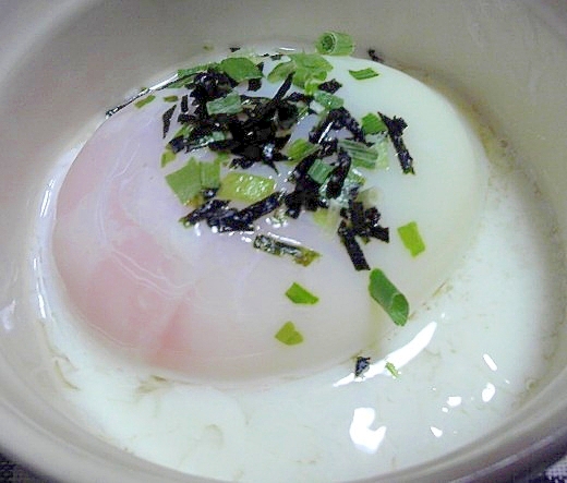 素麺用薬味を乗せて☆カップ麺の器で作る温泉卵