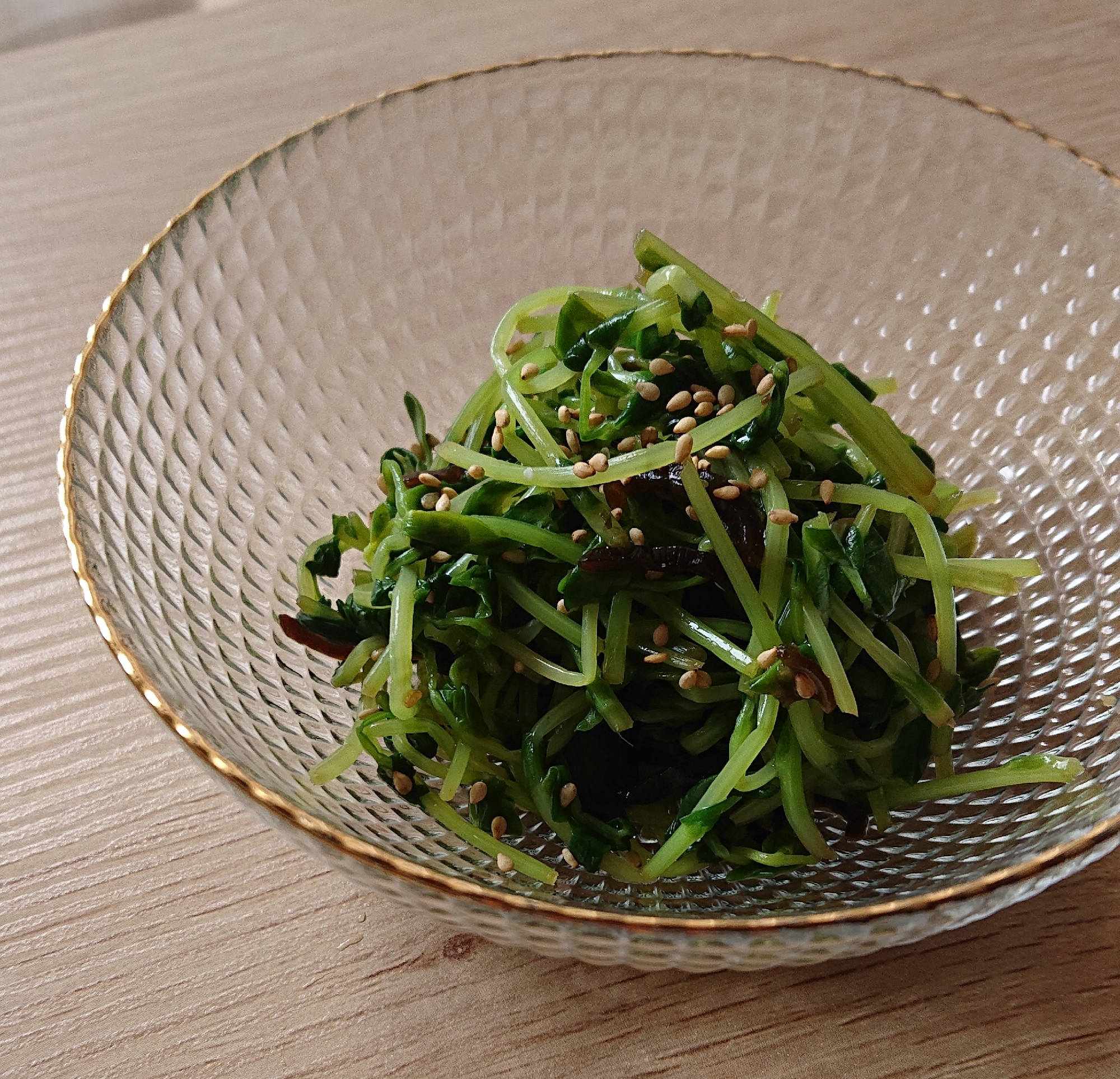 電子レンジで簡単！豆苗の塩昆布あえ