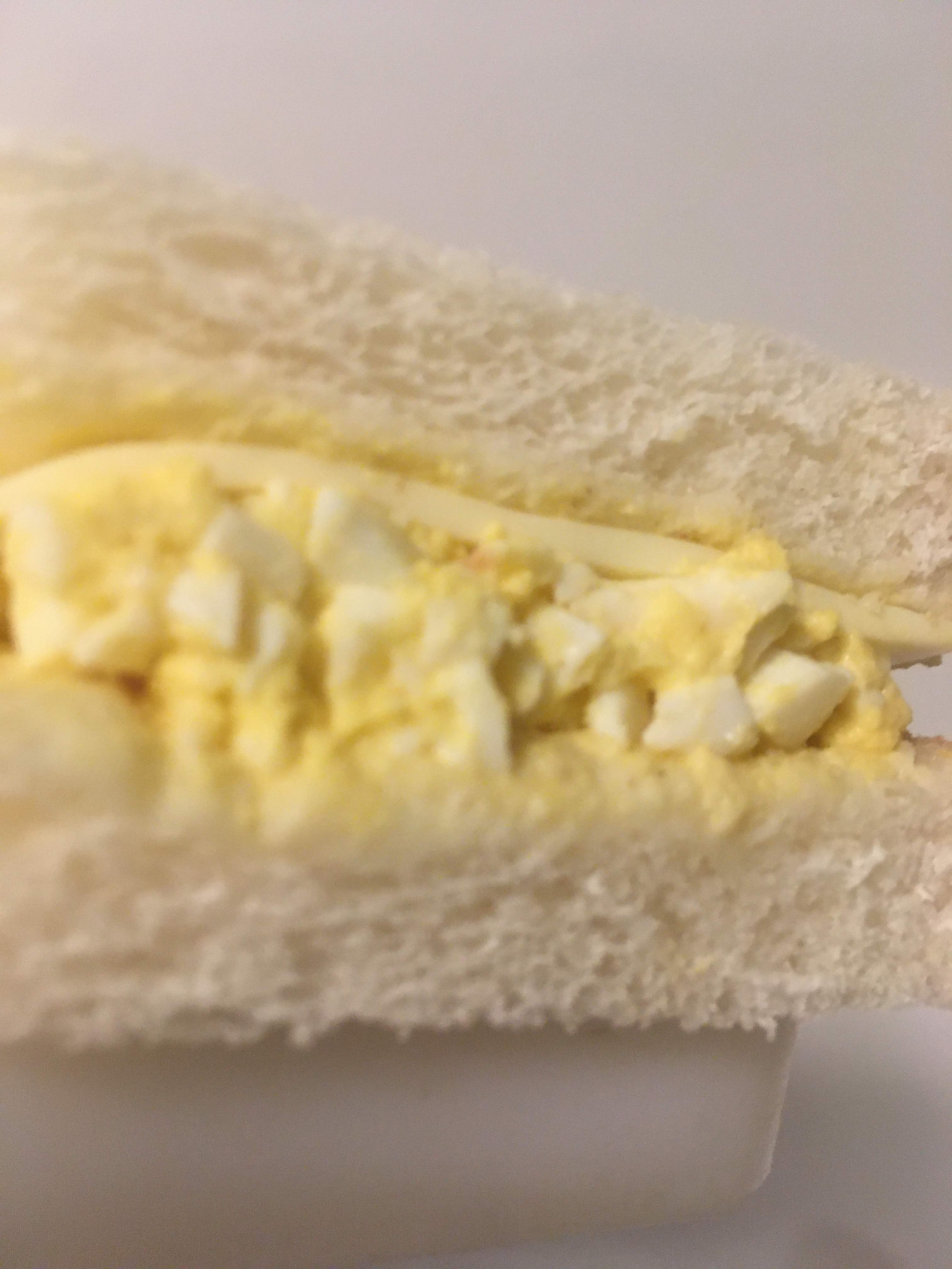 シンプルな卵チーズサンド