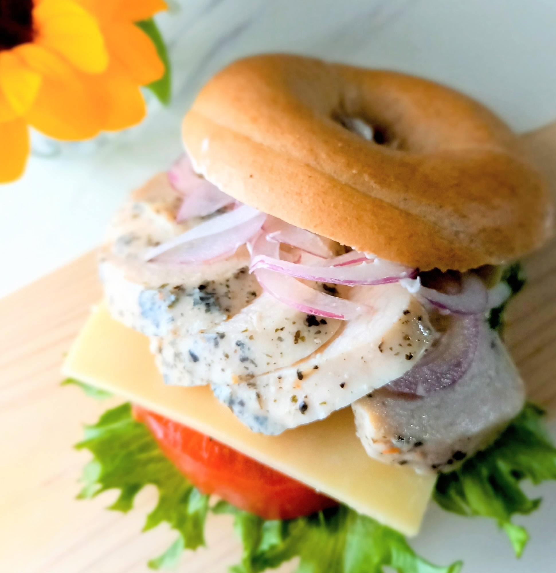 サラダチキンとチーズの全粒粉ベーグルサンドꕤ୭*