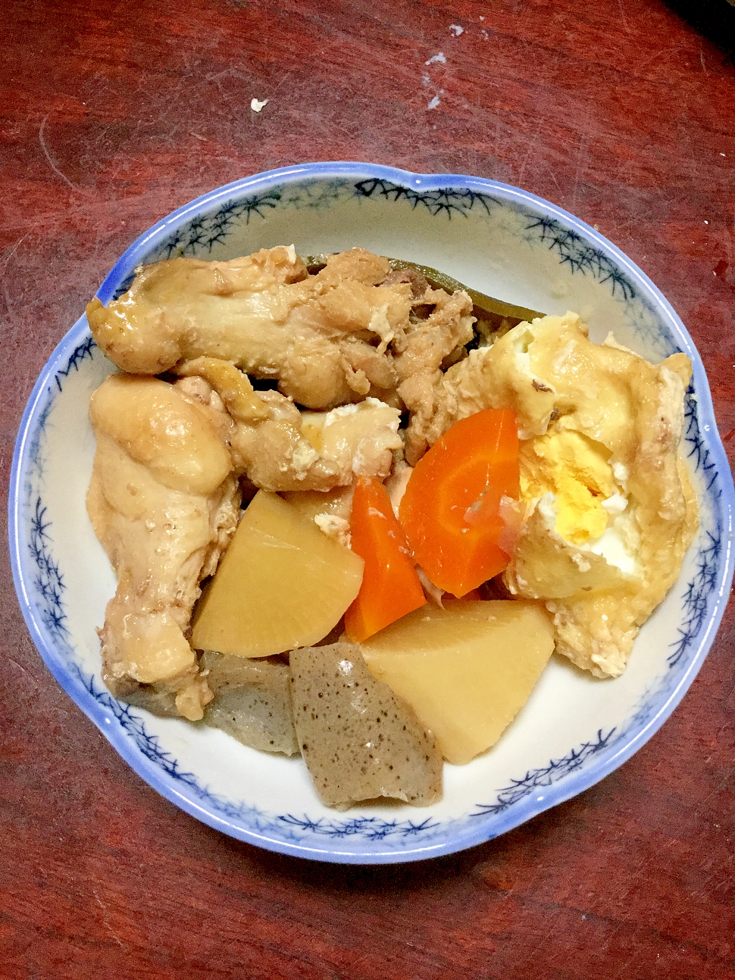 鶏手羽元と巾着卵と根菜の煮物。