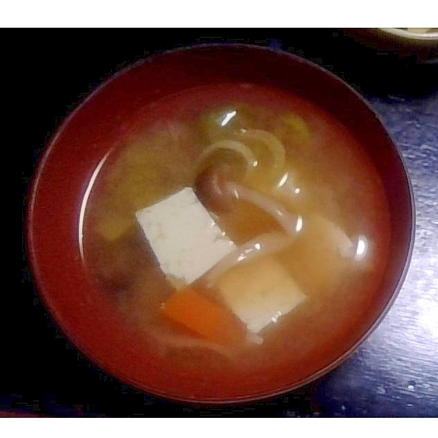 にんじん・しめじ・木綿豆腐の味噌汁