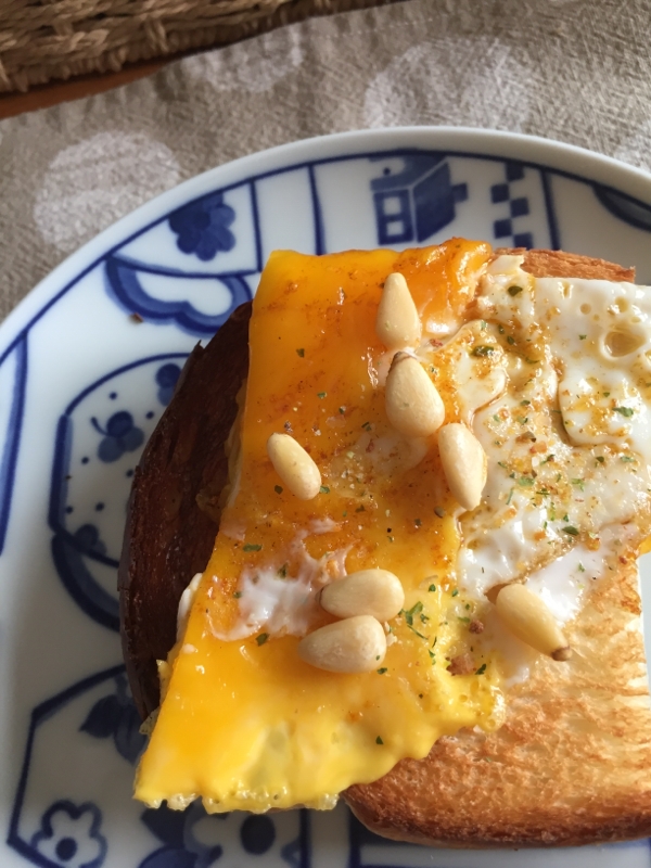 松の実と卵のトースト