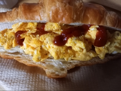 スクランブルエッグのクロワッサンサンド